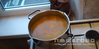 Фото приготовления рецепта: Суп из кильки в томатном соусе - шаг 4