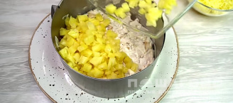 Фото приготовления рецепта: Салат из ананасов с сыром и чесноком - шаг 11