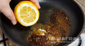 Фото приготовления рецепта: Жареные грибы с чесноком, петрушкой и лимонным соком - шаг 2