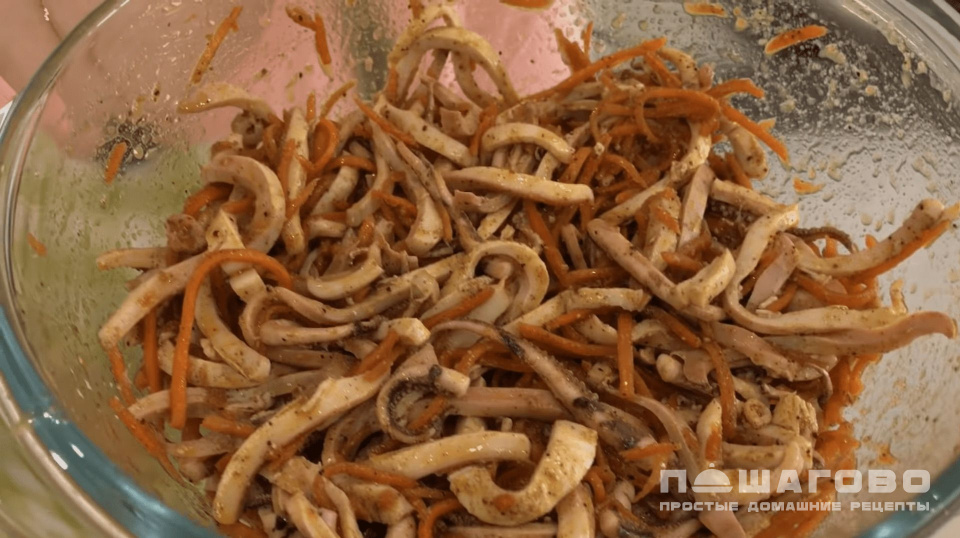 Фото приготовления рецепта: Салат с кальмарами и корейской морковью - шаг 5