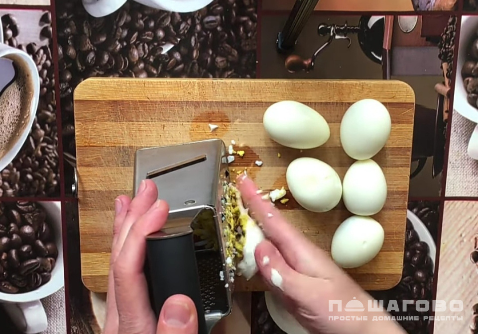 Фото приготовления рецепта: Слоеный салат с курицей и корейской морковью - шаг 1