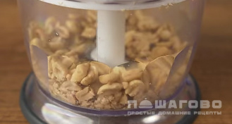 Фото приготовления рецепта: Творожные рогалики с орехами и сгущенкой - шаг 4