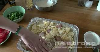 Фото приготовления рецепта: Картофельная запеканка с курицей - шаг 8