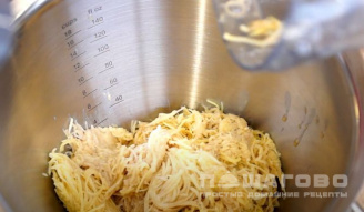 Фото приготовления рецепта: Картофельные драники в духовке - шаг 2