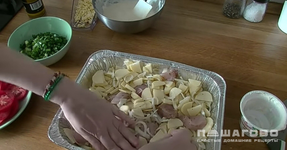 Фото приготовления рецепта: Картофельная запеканка с курицей - шаг 8