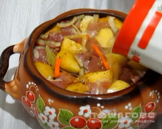 Фото приготовления рецепта: Картошка со свининой в горшочке - шаг 5