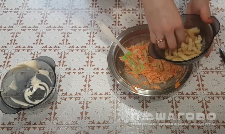 Салат с морковью и сухариками