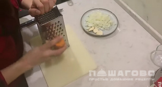 Фото приготовления рецепта: Тушеные голубцы с фаршем и заливкой со сметаной - шаг 6
