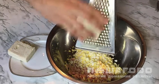 Фото приготовления рецепта: Перец, фаршированный сыром и чесноком - шаг 4