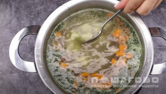 Фото приготовления рецепта: Сырный суп с жареной вермишелью - шаг 12