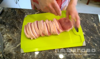 Фото приготовления рецепта: Карбонат свиной в духовке - шаг 2