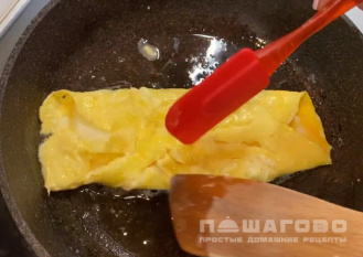 Фото приготовления рецепта: Классический французский омлет с сыром - шаг 5