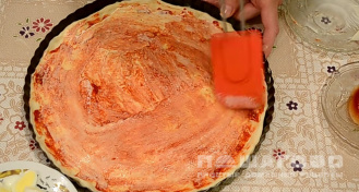 Фото приготовления рецепта: Пицца со шпротами - шаг 6