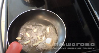 Фото приготовления рецепта: Креветки в сливочно-чесночном соусе - шаг 2