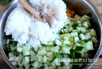 Фото приготовления рецепта: Классический крабовый салат - шаг 5