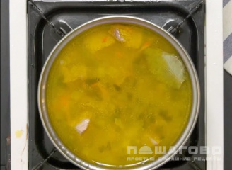 Фото приготовления рецепта: Рассольник с полбой и солеными огурцами - шаг 6