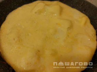 Фото приготовления рецепта: Глазунья с рыбой (Картофельные сконы с яичницей и лососем) - шаг 4