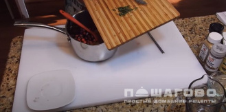 Фото приготовления рецепта: Соус из клюквы к мясу - шаг 5