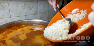 Фото приготовления рецепта: Рассольник классический с рисом и огурцами - шаг 8