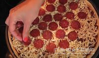 Фото приготовления рецепта: Пицца Пепперони в домашних условиях - шаг 7
