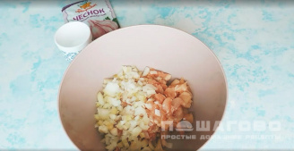 Фото приготовления рецепта: Заливной пирог на кефире с курицей и картошкой - шаг 5
