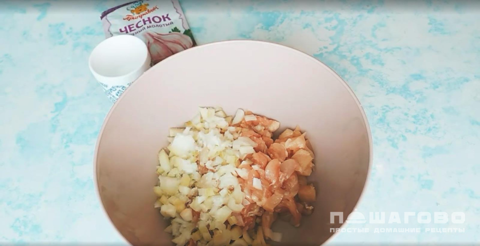 Фото приготовления рецепта: Заливной пирог на кефире с курицей и картошкой - шаг 5