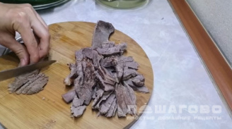 Фото приготовления рецепта: Салат с мясом и огурцами - шаг 2