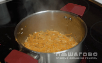 Фото приготовления рецепта: Финский сливочный суп с лососем (Лохикейтто) - шаг 4