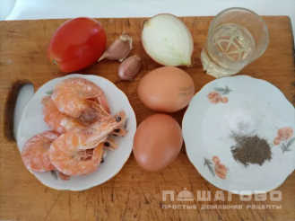 Фото приготовления рецепта: Сытная яичница с креветками на сковороде - шаг 1