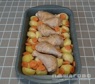 Фото приготовления рецепта: Куриные голени с картошкой в духовке - шаг 3