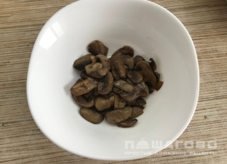 Фото приготовления рецепта: Постный салат Мимоза с консервированной кукурузой и грибами - шаг 1