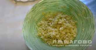 Фото приготовления рецепта: Драники капустные на сковороде - шаг 2
