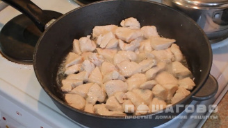 Фото приготовления рецепта: Теплый салат с курицей и стручковой фасолью - шаг 3