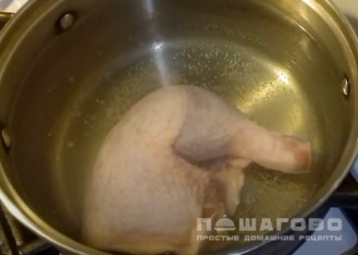 Фото приготовления рецепта: Суп щи из свежей капусты с курицей - шаг 1