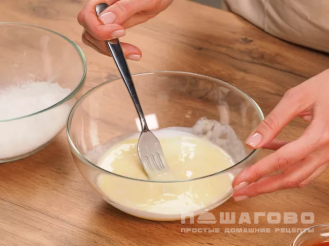 Фото приготовления рецепта: Ленивые хачапури с сыром на сковороде на кефире - шаг 2