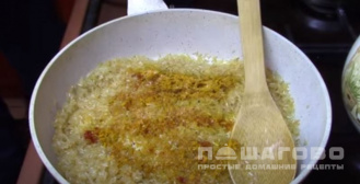 Фото приготовления рецепта: Рассыпчатый рис на гарнир на сковороде - шаг 3