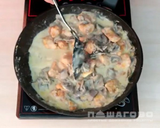 Фото приготовления рецепта: Бефстроганов из курицы с грибами - шаг 5