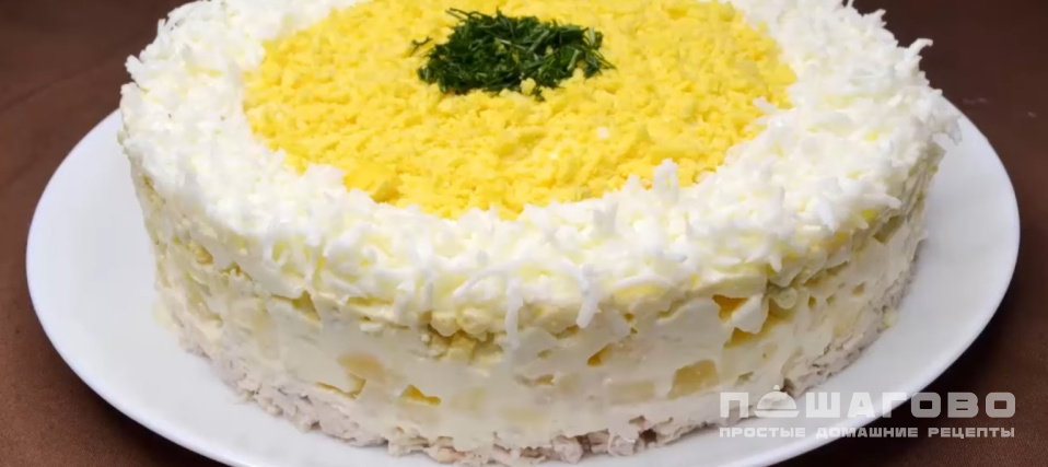 Фото приготовления рецепта: Салат с ананасами и куриной грудкой - шаг 7
