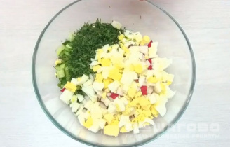 Фото приготовления рецепта: Весенний салат с редисом, огурцами и яйцами - шаг 2