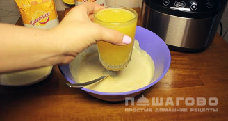 Фото приготовления рецепта: Апельсиновый пирог в мультиварке с кукурузной мукой - шаг 4