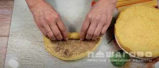 Фото приготовления рецепта: Блины с начинкой из грецких орехов - шаг 5