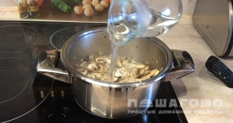Фото приготовления рецепта: Грибной суп в горшочке в духовке - шаг 4