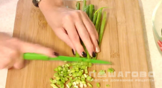 Фото приготовления рецепта: Грибной салат с кукурузой - шаг 3