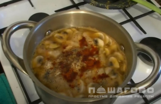 Фото приготовления рецепта: Суп с фасолью и грибами - шаг 8