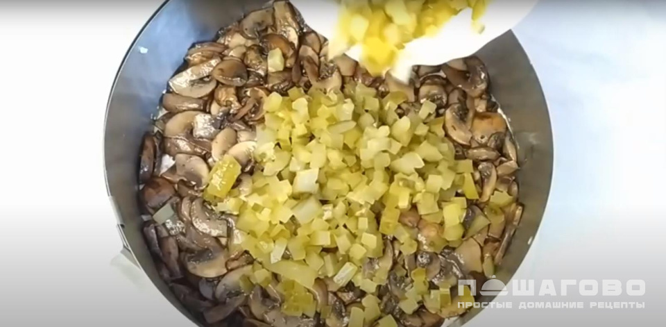 Фото приготовления рецепта: Слоеный салат с копченой курицей, отварным картофелем и грибами - шаг 9