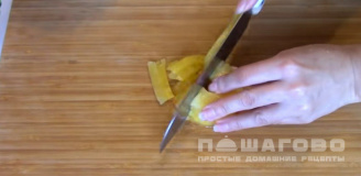 Фото приготовления рецепта: Салат с курицей, сыром и ананасами - шаг 2
