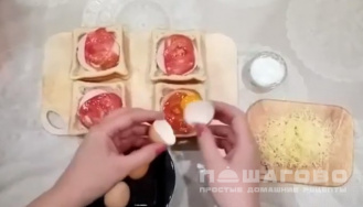 Фото приготовления рецепта: Горячие бутерброды с яйцом - шаг 5