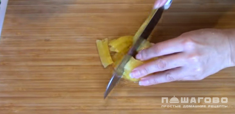 Фото приготовления рецепта: Новогодний салат с курицей, сыром и ананасами - шаг 2