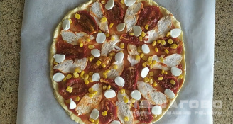 Фото приготовления рецепта: Куриная пицца ПП на творожном тесте - шаг 9