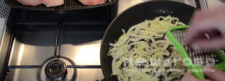 Фото приготовления рецепта: Куриные грудки в сливках с зеленью - шаг 4